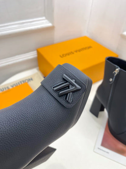 ANKLE BOOTS BLOCK HEEL 9 CM IN BLACK PEPPLE CALFSKIN