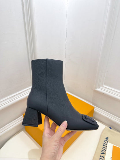 ANKLE BOOTS BLOCK HEEL 5.5 CM IN BLACK PEPPLE CALFSKIN