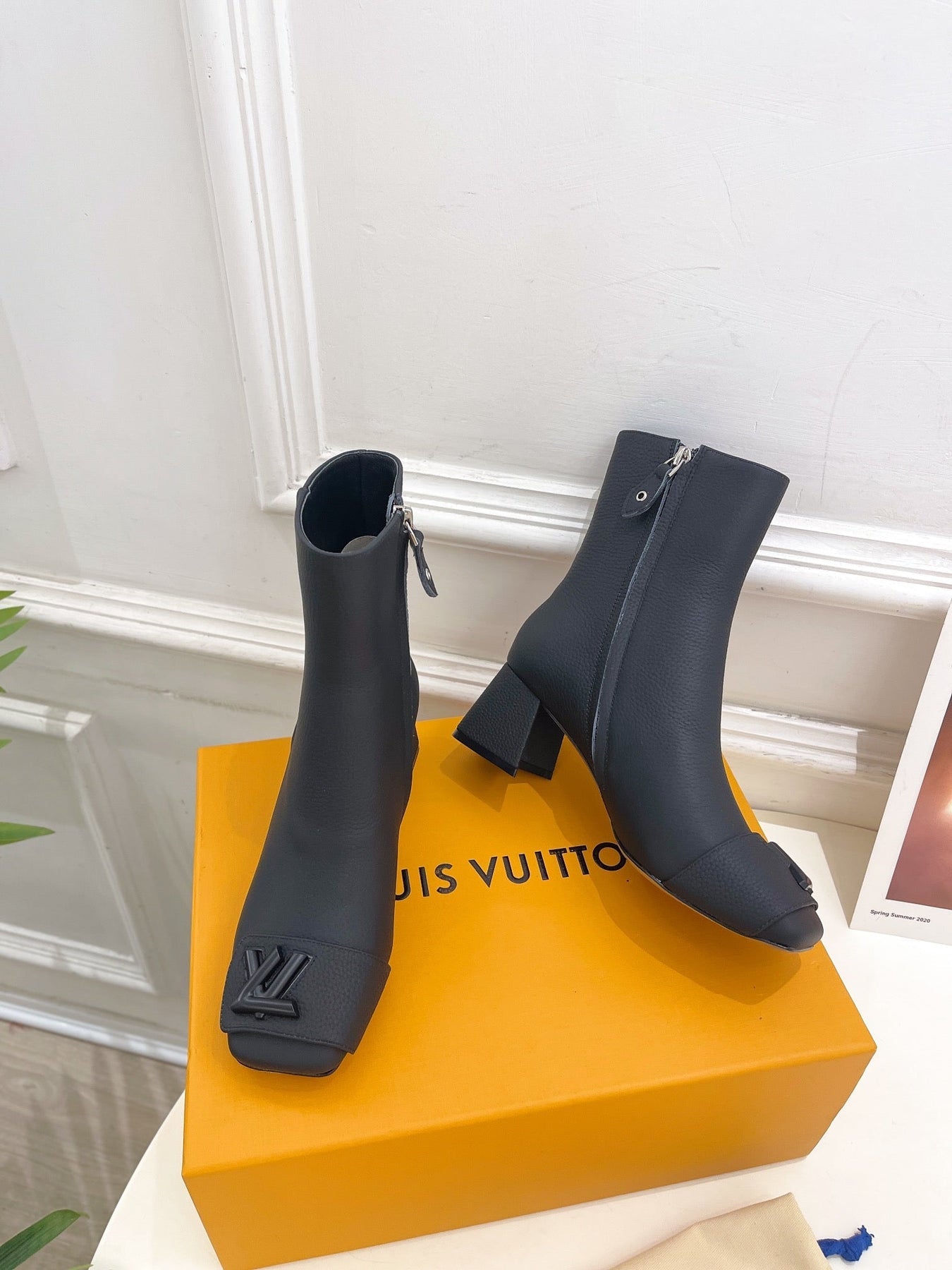 ANKLE BOOTS BLOCK HEEL 5.5 CM IN BLACK PEPPLE CALFSKIN