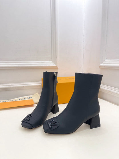 ANKLE BOOTS BLOCK HEEL 5.5 CM IN BLACK PEPPLE CALFSKIN