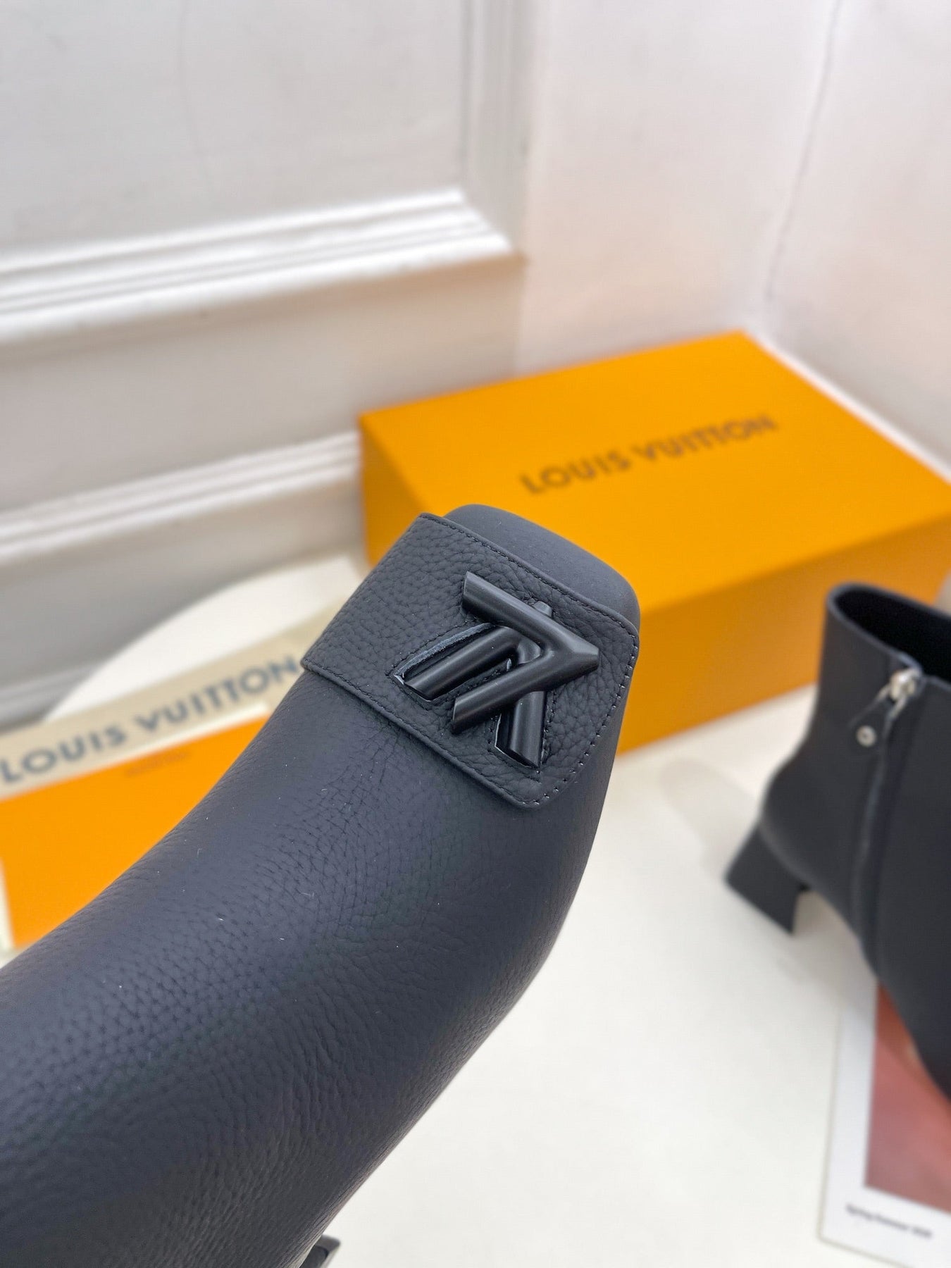 ANKLE BOOTS BLOCK HEEL 5.5 CM IN BLACK PEPPLE CALFSKIN