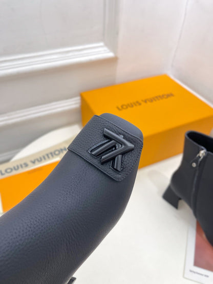 ANKLE BOOTS BLOCK HEEL 5.5 CM IN BLACK PEPPLE CALFSKIN