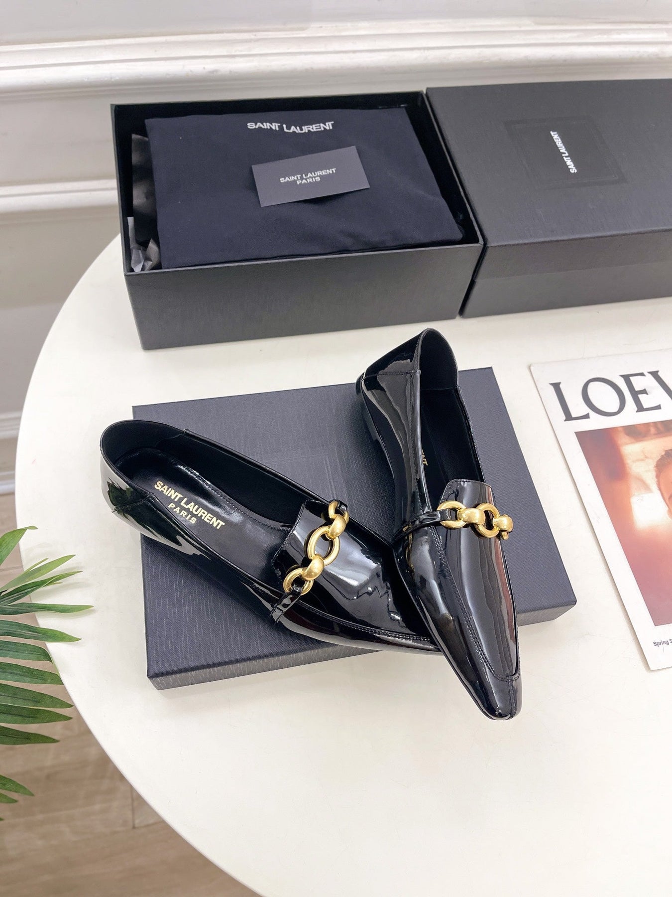 FLAT LOAFERS WITH GOLD CHAIN IN BLACK GLOSSY CALFSKIN