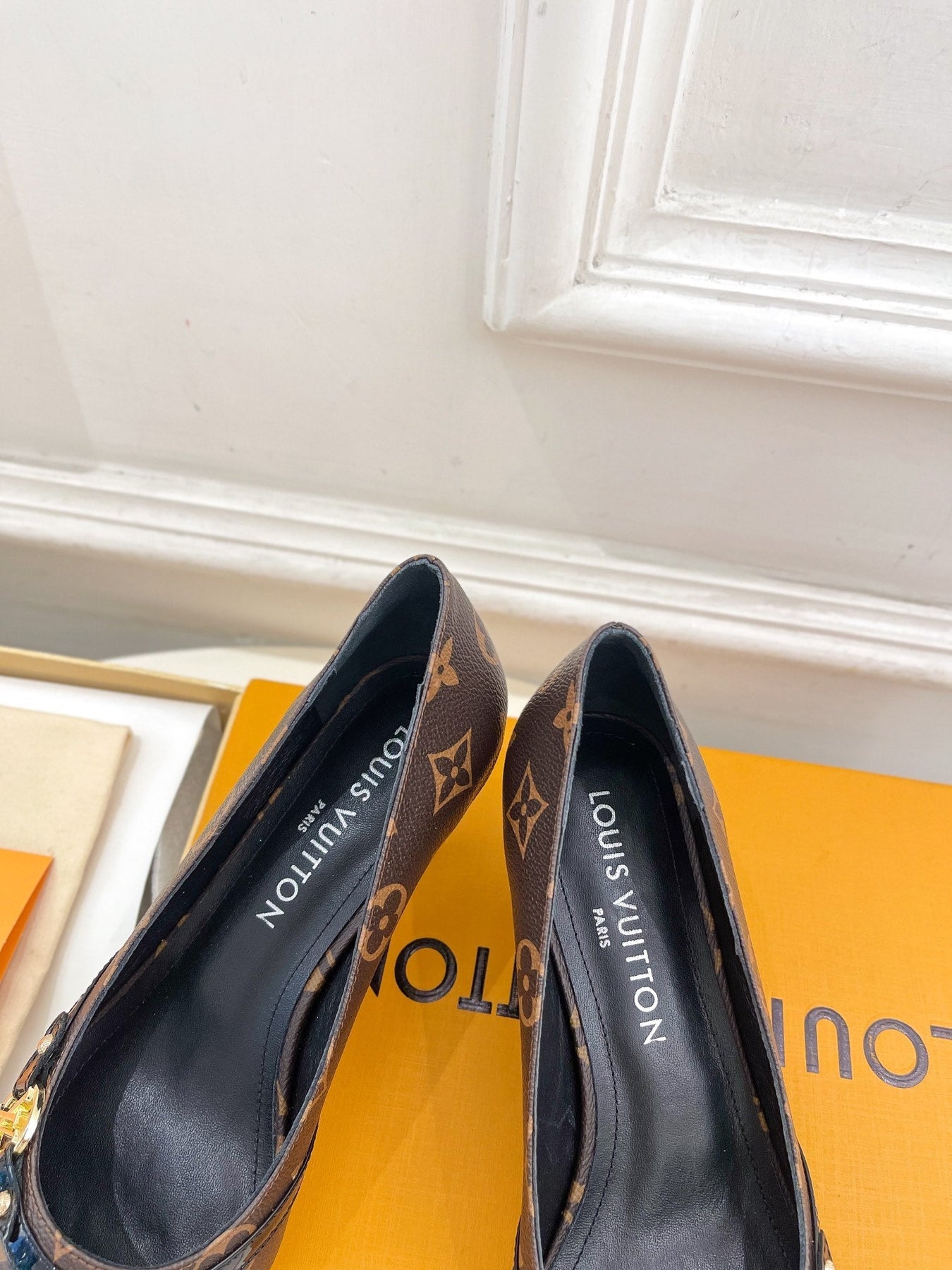 6AM HIGH PUMP 5 CM IN CHOCOLATE BROWN MONOGRAM CALFSKIN