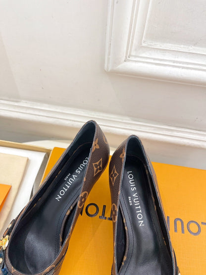 6AM HIGH PUMP 5 CM IN CHOCOLATE BROWN MONOGRAM CALFSKIN