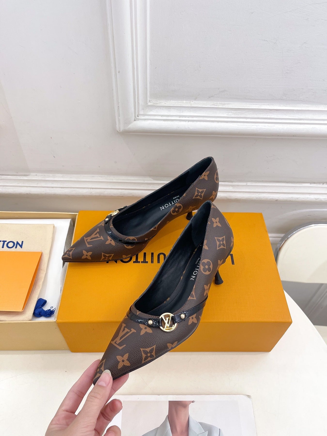 6AM HIGH PUMP 5 CM IN CHOCOLATE BROWN MONOGRAM CALFSKIN