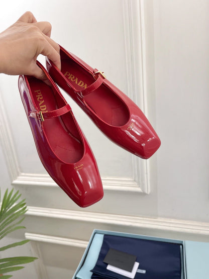 MARY JANE FLATS SQUARE TOE IN CRIMSON RED PATENT SHEEPSKIN