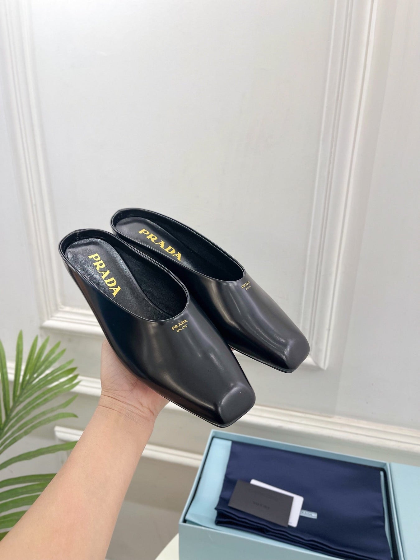 MULES SQUARE TOE IN BLACK SMOOTH LAMBSKIN