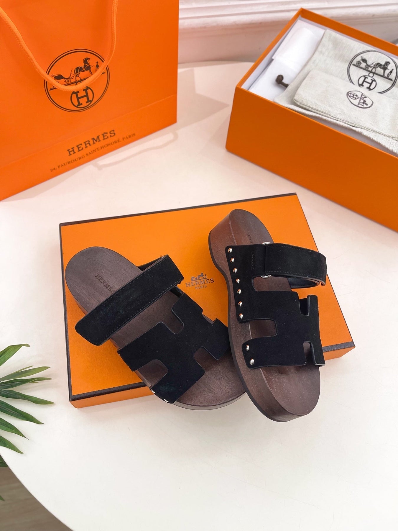 KOS CLOG IN BLACK SUEDE