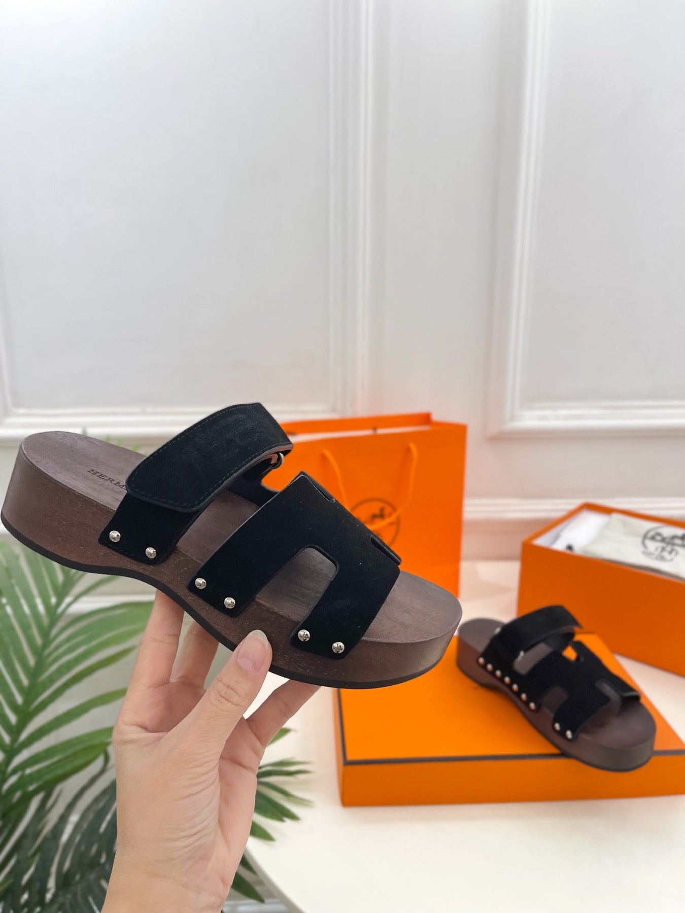 KOS CLOG IN BLACK SUEDE