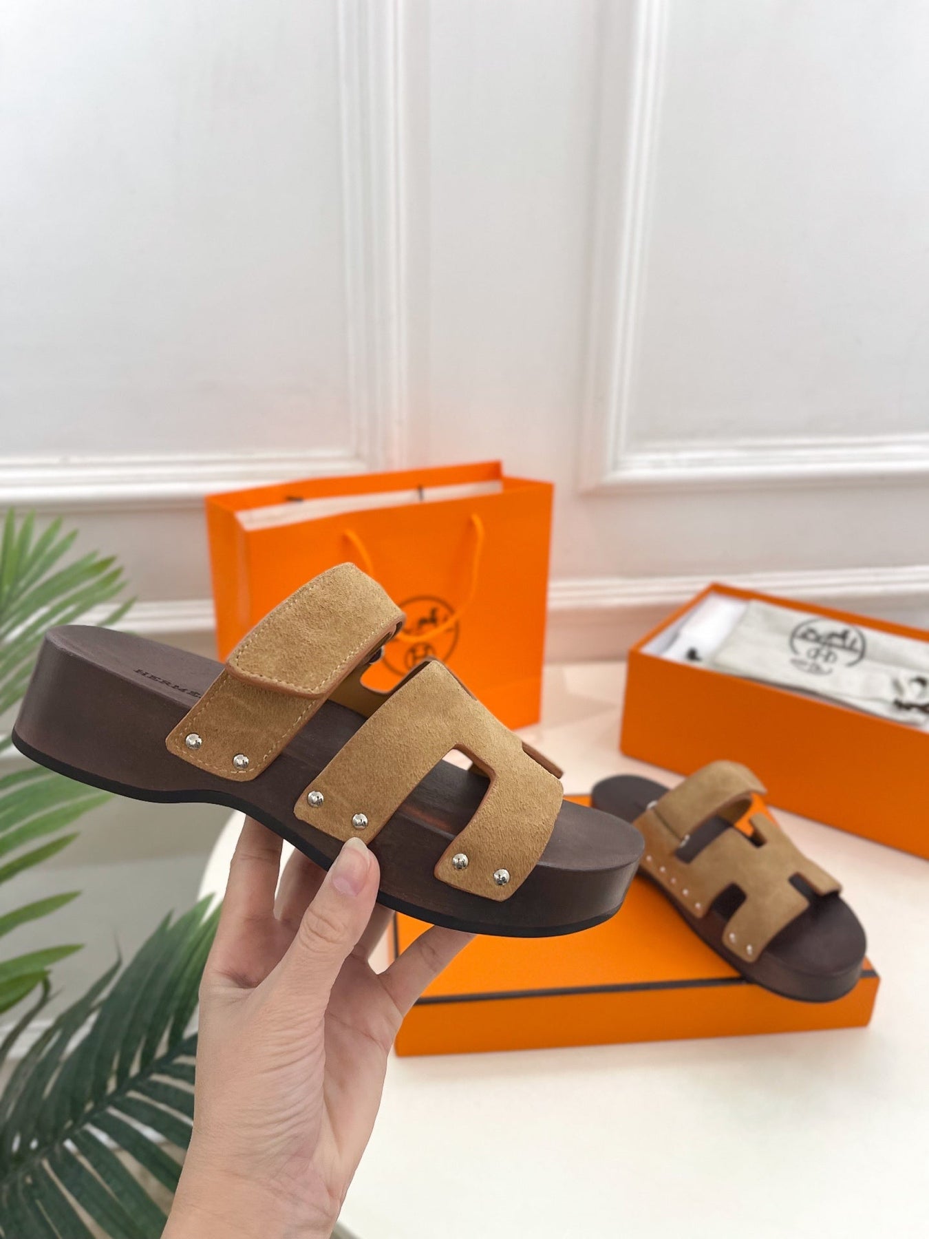 KOS CLOG IN PEANUT BROWN SUEDE