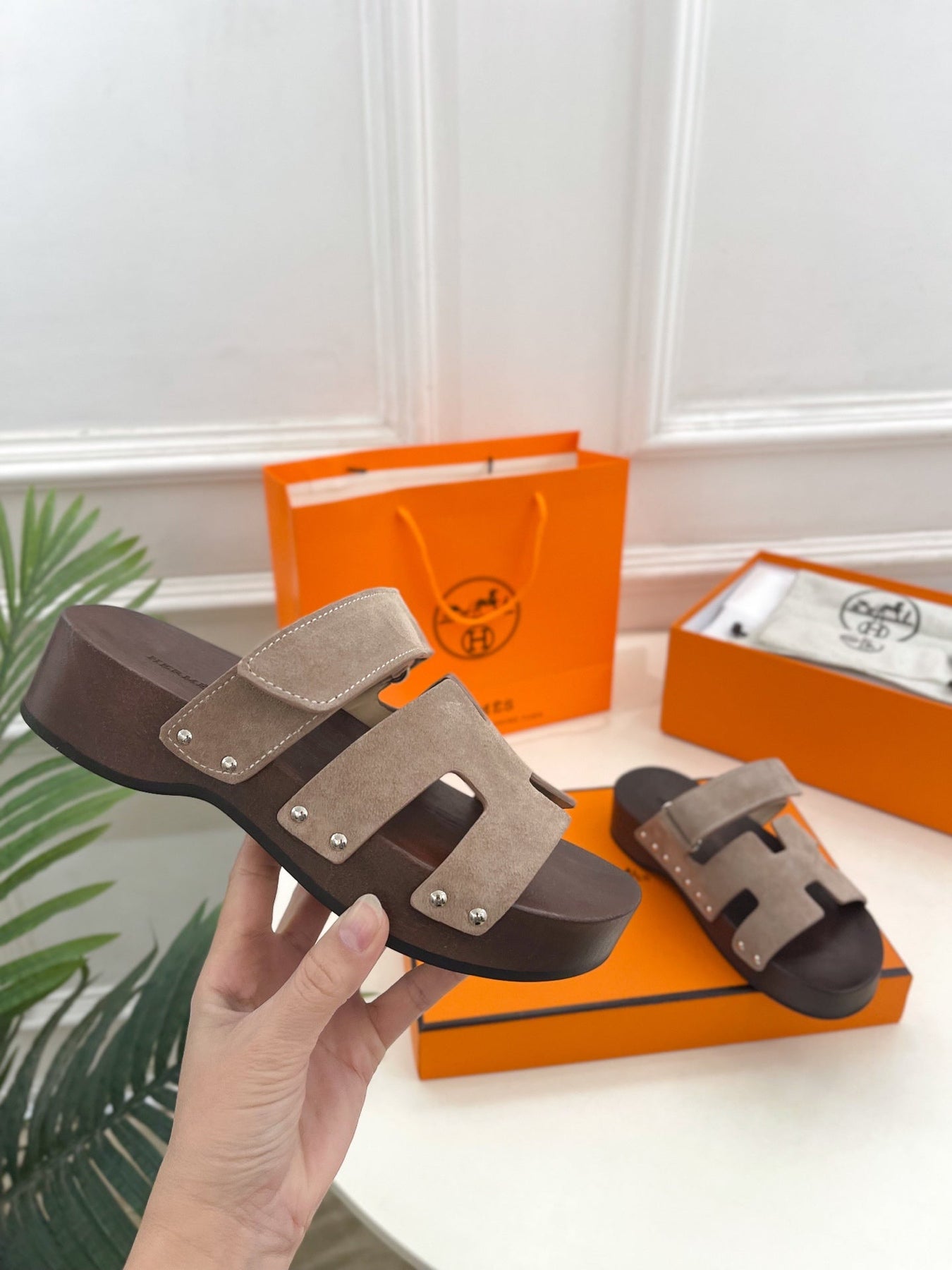 KOS CLOG IN KHAKI BROWN SUEDE