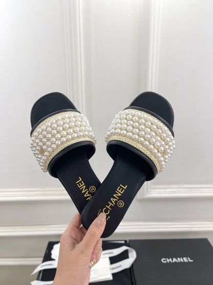 FLAT SLIDE IN BLACK CALFSKIN WITH PEARLS