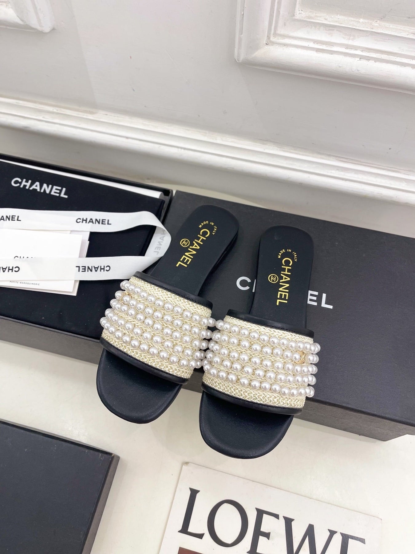 FLAT SLIDE IN BLACK CALFSKIN WITH PEARLS