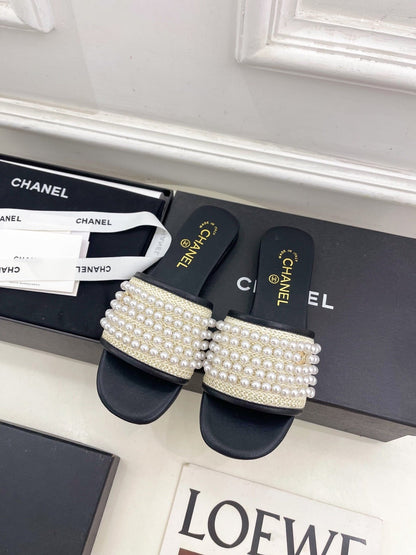 FLAT SLIDE IN BLACK CALFSKIN WITH PEARLS