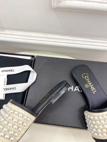 FLAT SLIDE IN BLACK CALFSKIN WITH PEARLS