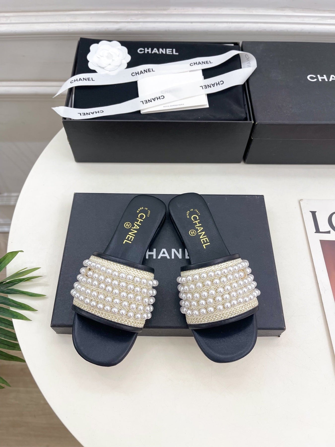 FLAT SLIDE IN BLACK CALFSKIN WITH PEARLS