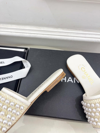 FLAT SLIDE IN WHITE CALFSKIN WITH PEARLS