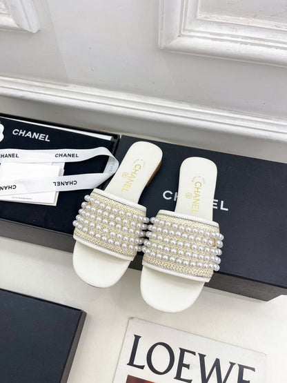 FLAT SLIDE IN WHITE CALFSKIN WITH PEARLS