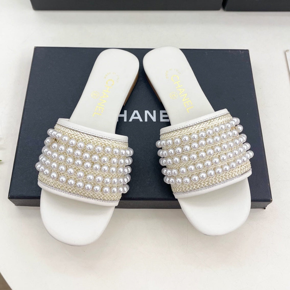 FLAT SLIDE IN WHITE CALFSKIN WITH PEARLS
