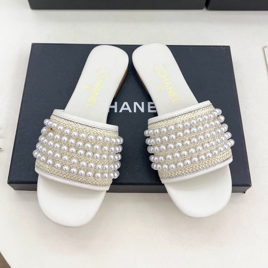 FLAT SLIDE IN WHITE CALFSKIN WITH PEARLS