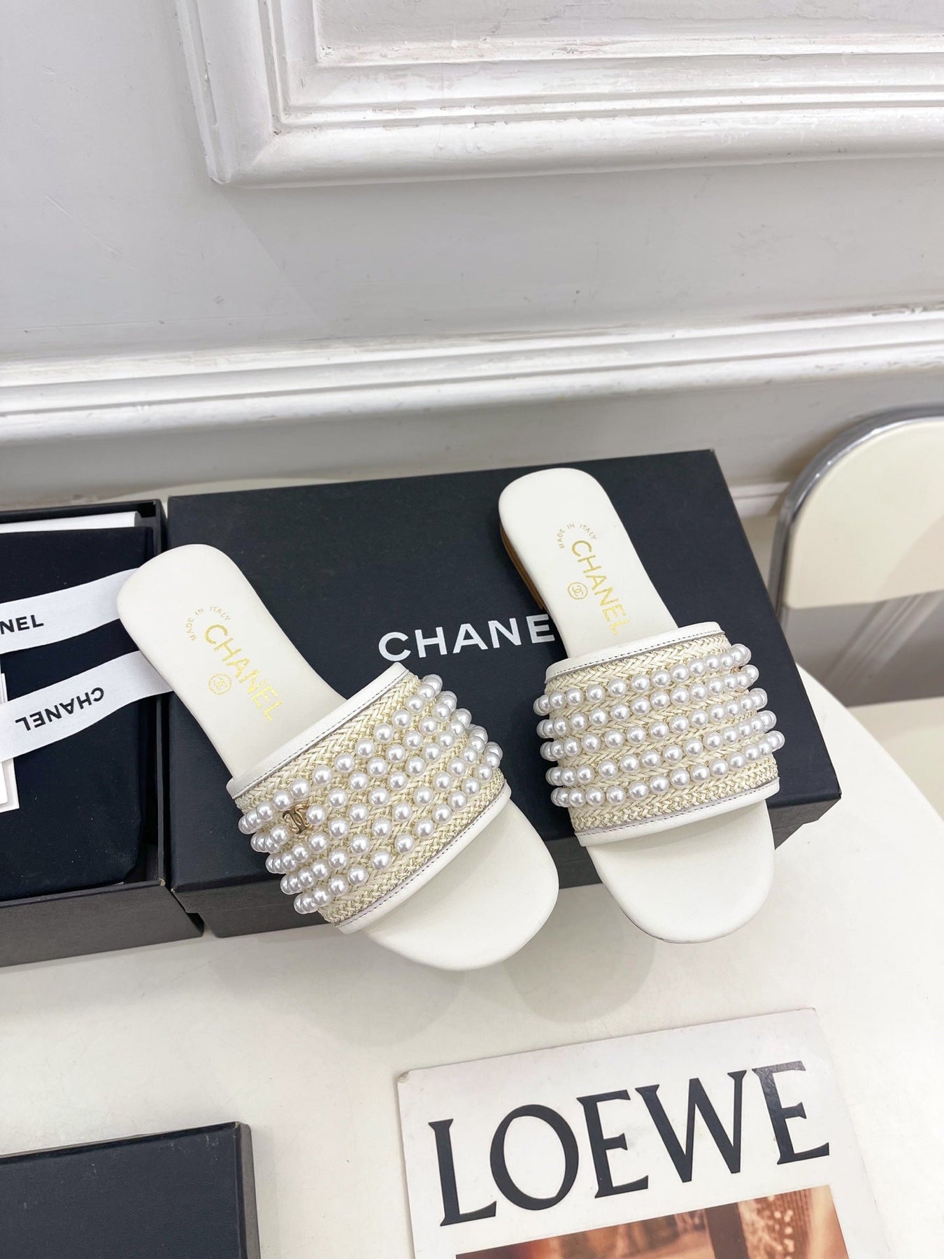 FLAT SLIDE IN WHITE CALFSKIN WITH PEARLS