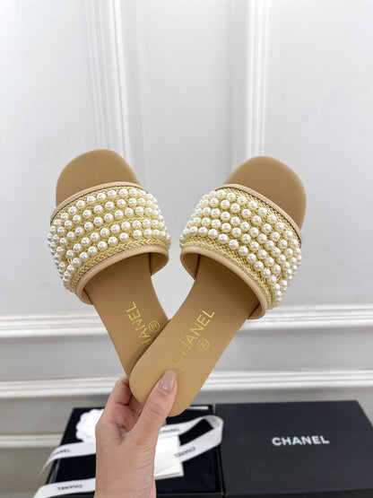 FLAT SLIDE IN FLAX YELLOW CALFSKIN WITH PEARLS