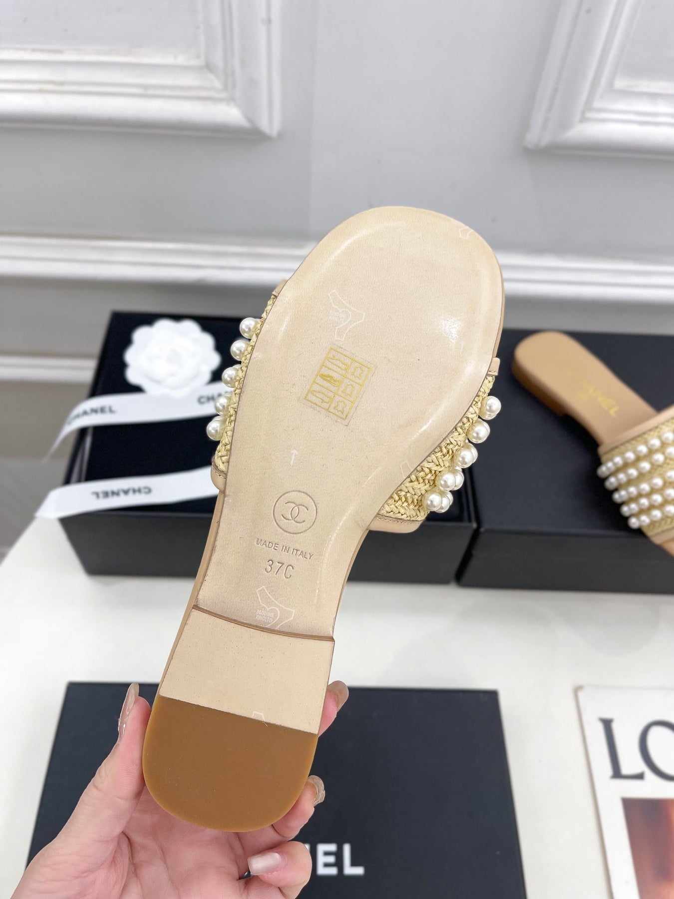 FLAT SLIDE IN FLAX YELLOW CALFSKIN WITH PEARLS