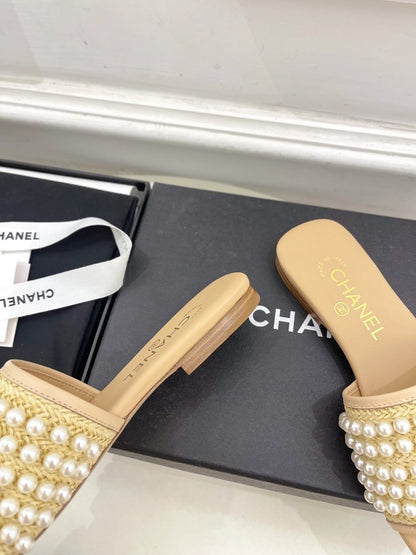 FLAT SLIDE IN FLAX YELLOW CALFSKIN WITH PEARLS