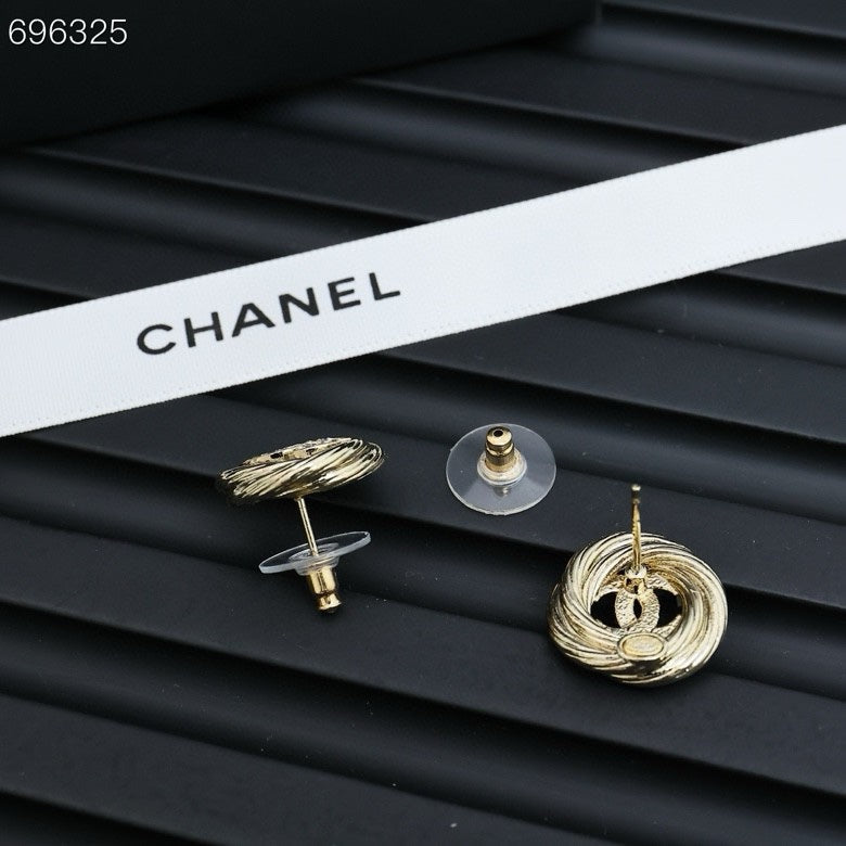 25S TWISTED RIBBED DOUBLE C STUD EARRINGS IN GOLD METAL