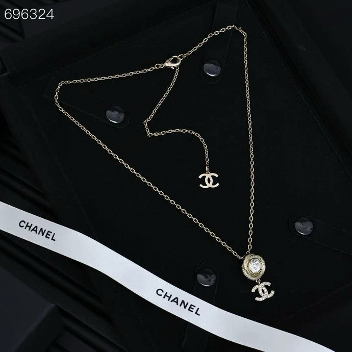 PENDANT NECKLACE IN GOLD TWISTED RIBBED DOUBLE C