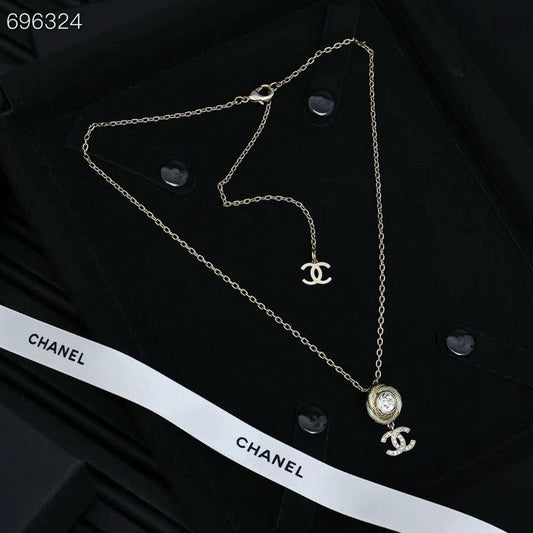 PENDANT NECKLACE IN GOLD TWISTED RIBBED DOUBLE C