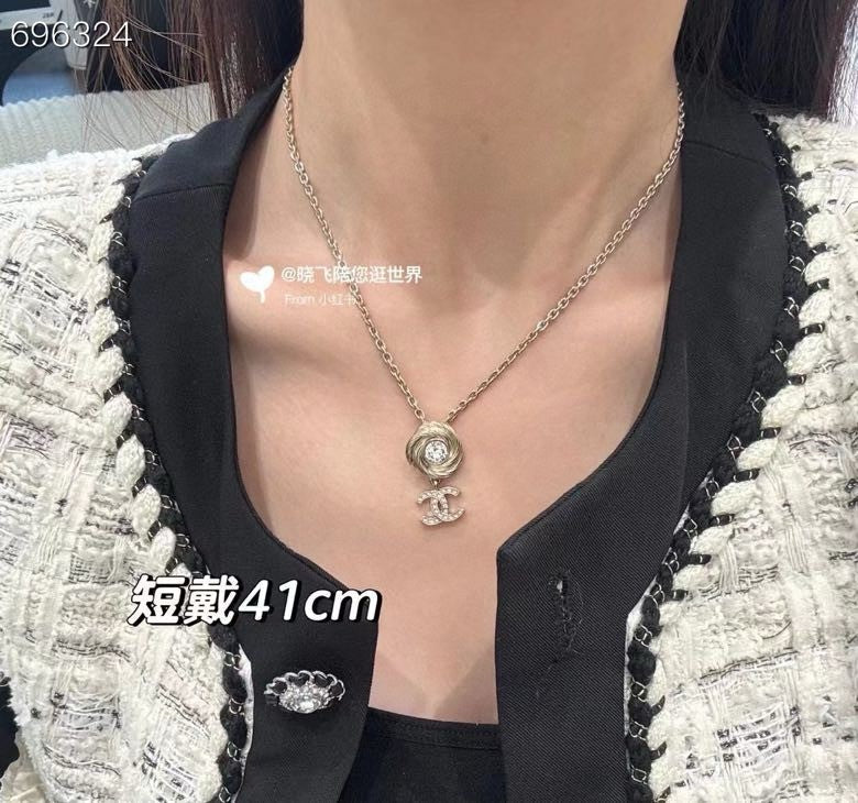 PENDANT NECKLACE IN GOLD TWISTED RIBBED DOUBLE C