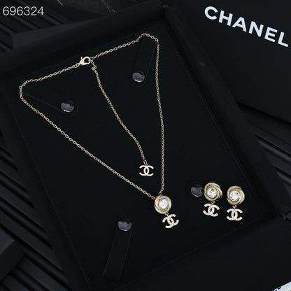 PENDANT NECKLACE IN GOLD TWISTED RIBBED DOUBLE C