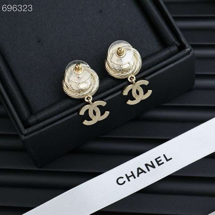 PENDANT EARRINGS IN GOLD METAL WHITE CRYSTAL TWISTED RIBBED DOUBLE C