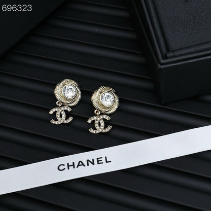 PENDANT EARRINGS IN GOLD METAL WHITE CRYSTAL TWISTED RIBBED DOUBLE C