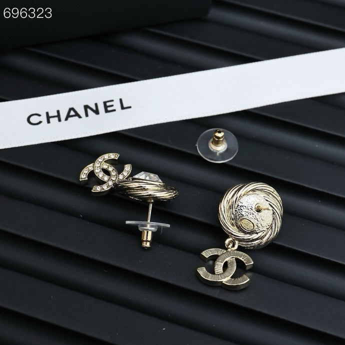 PENDANT EARRINGS IN GOLD METAL WHITE CRYSTAL TWISTED RIBBED DOUBLE C