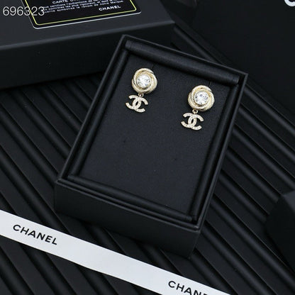 PENDANT EARRINGS IN GOLD METAL WHITE CRYSTAL TWISTED RIBBED DOUBLE C