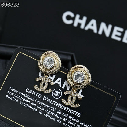 PENDANT EARRINGS IN GOLD METAL WHITE CRYSTAL TWISTED RIBBED DOUBLE C