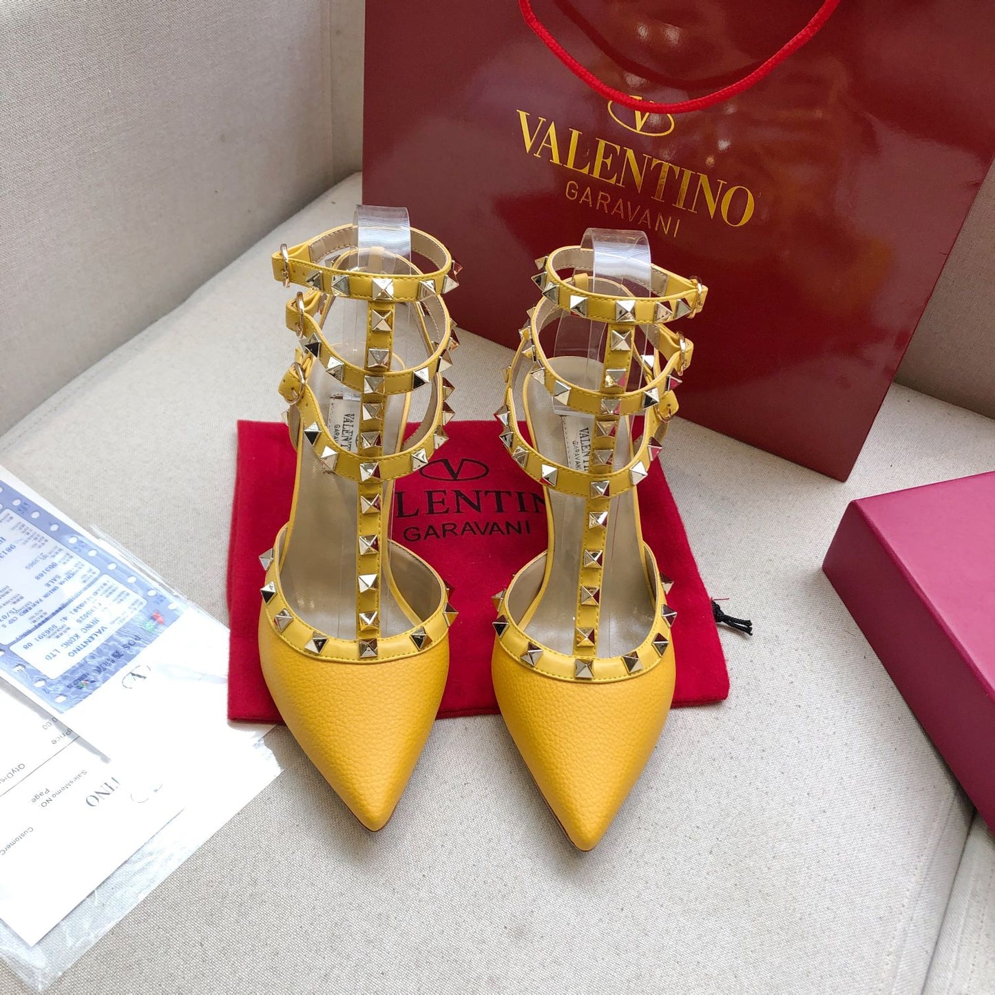 ROCKSTUD GOLDEN YELLOW METALLIC CALFSKIN ANKLE STRAP HIGH SANDAL