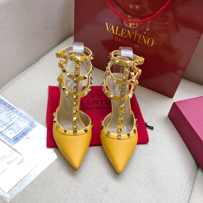 ROCKSTUD GOLDEN YELLOW METALLIC CALFSKIN ANKLE STRAP HIGH SANDAL