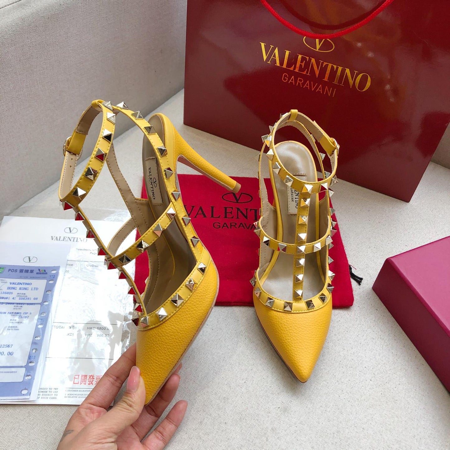 ROCKSTUD GOLDEN YELLOW METALLIC CALFSKIN ANKLE STRAP HIGH SANDAL
