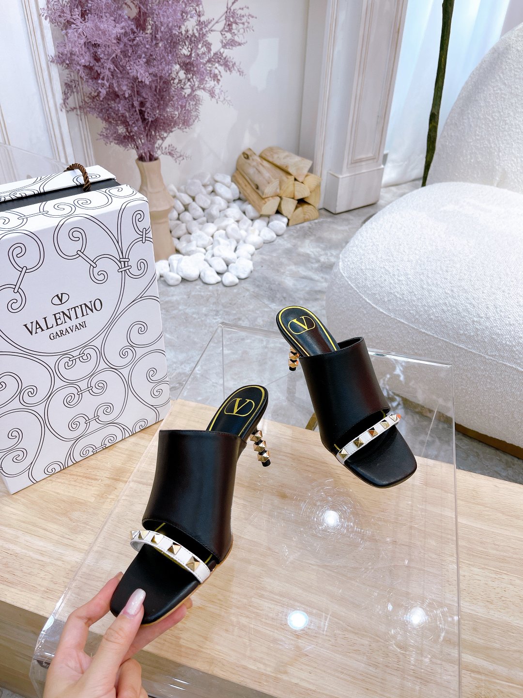 ROCKSTUD TOWER-HEEL MULES IN BLACK CALFSKIN 7 CM