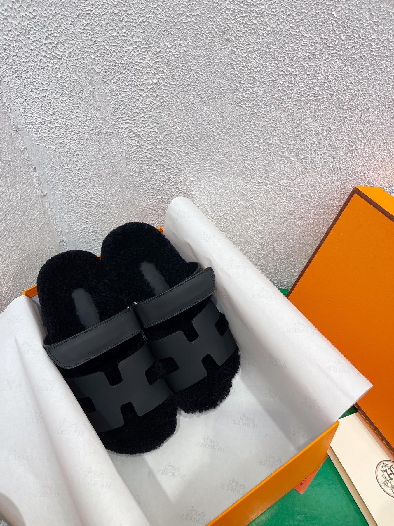 Chypre Sandal Black shearling insole Black goatskin lining